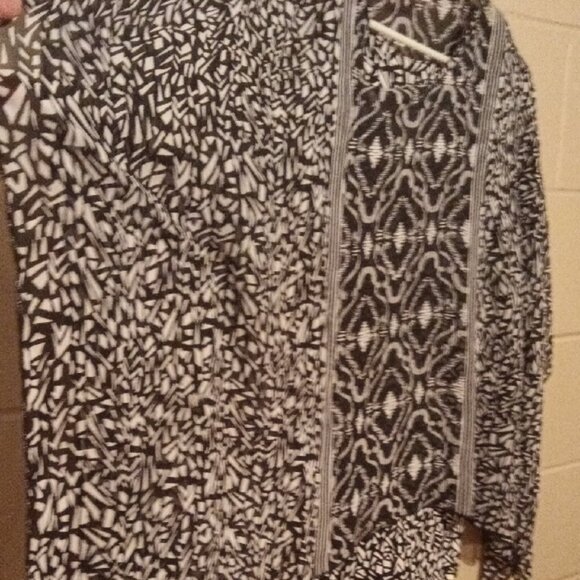 Allison Daley Monochrome Geometric Top - Picture 8 of 14